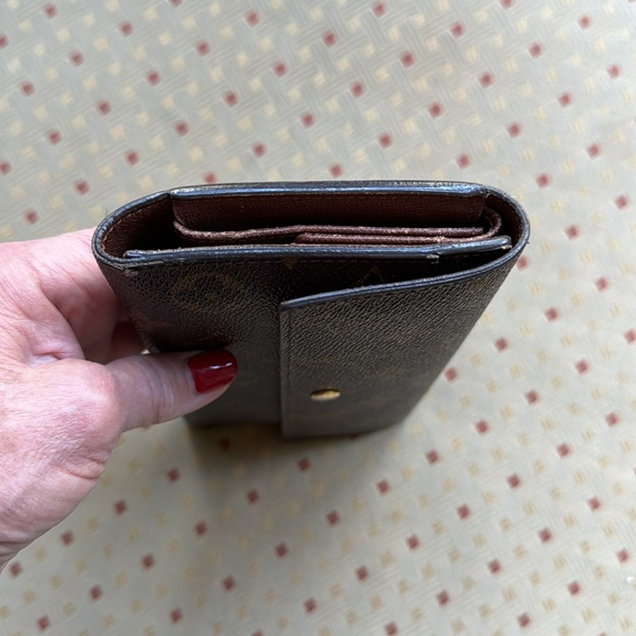 AUTHENTIC LOUIS VUITTON MONOGRAM SARAH WALLET ~ FULL SIZE ~ OODLES of STORAGE - Picture 4 of 16